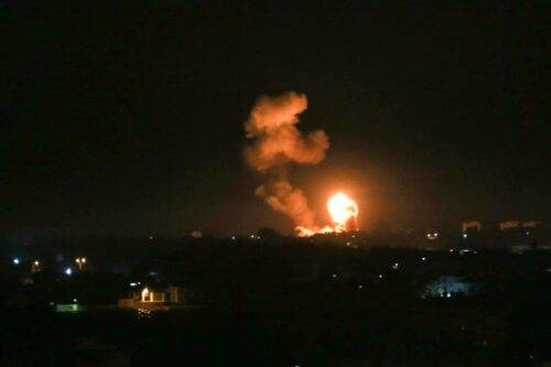 El humo se eleva y la explosión ilumina el cielo nocturno después de que Israel lanzó ataques aéreos contra posiciones de las Brigadas Izz ad-Din al-Qassam, el ala militar de Hamas en Khan Yunis, Gaza, el 5 de febrero de 2020 [Abed Rahim Khatib / Agencia Anadolu]
