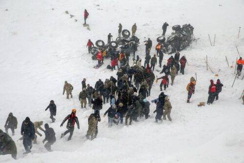 Los trabajos de búsqueda y rescate continúan en el sitio luego de que un segundo equipo de búsqueda enterrara una avalancha durante los esfuerzos de búsqueda y rescate en el distrito de Bahcesaray de la provincia oriental de Van de Turquía el 5 de febrero de 2020. [Özkan Bilgin - Agencia Anadolu]