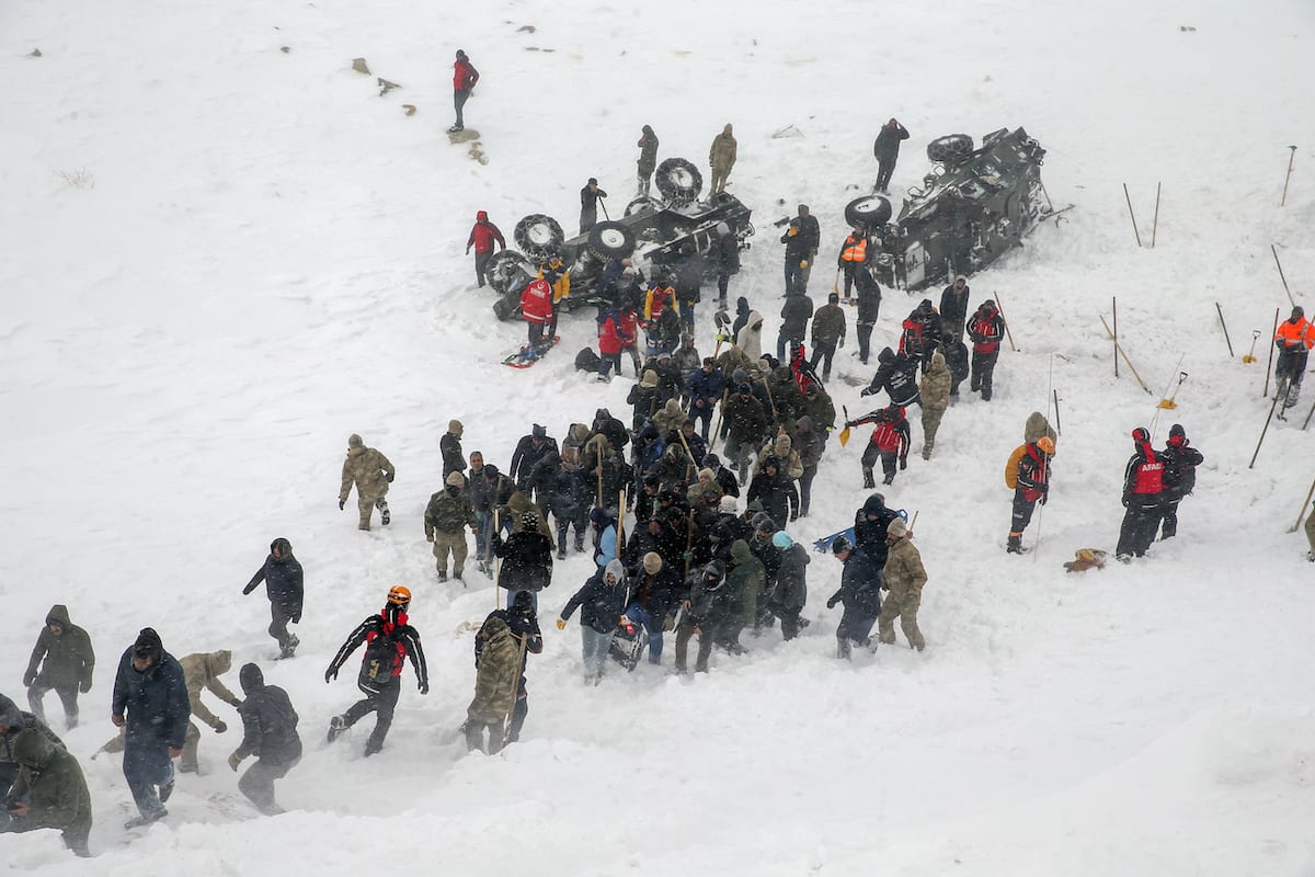 Los trabajos de búsqueda y rescate continúan en el sitio luego de que un segundo equipo de búsqueda enterrara una avalancha durante los esfuerzos de búsqueda y rescate en el distrito de Bahcesaray de la provincia oriental de Van de Turquía el 5 de febrero de 2020. [Özkan Bilgin - Agencia Anadolu]