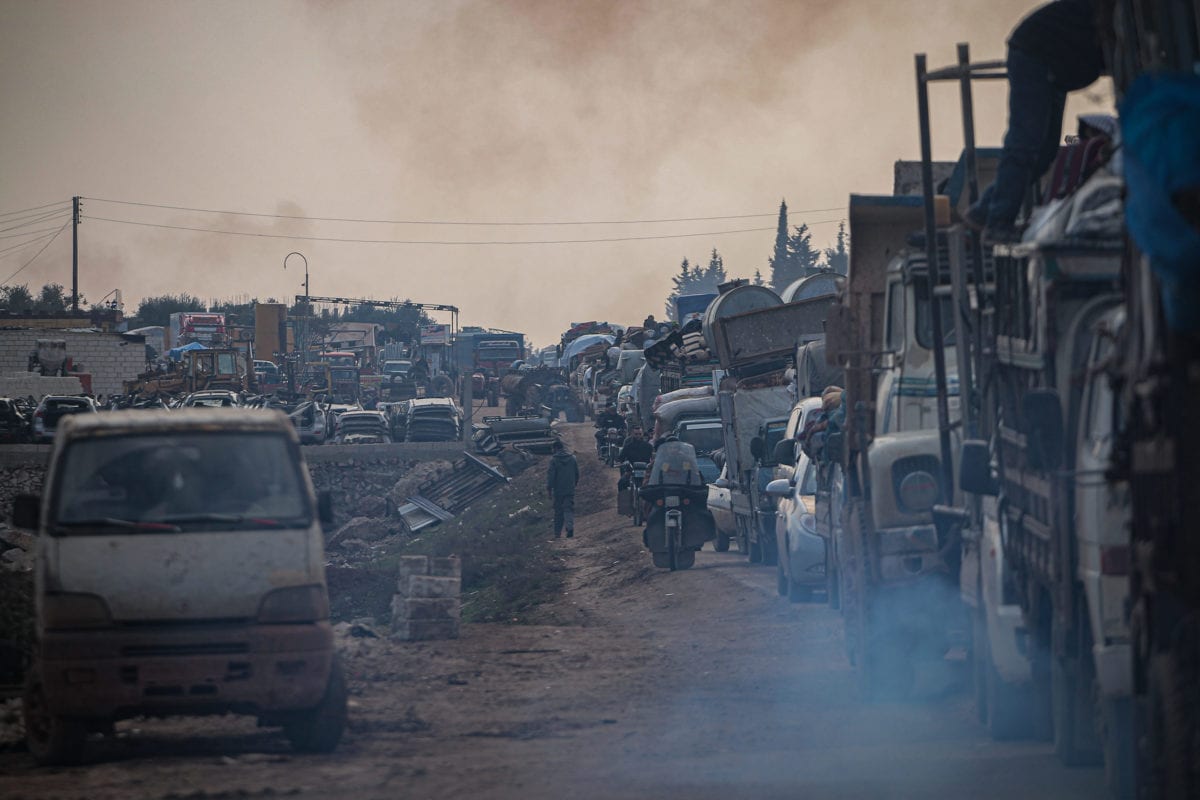 Los civiles sirios, que están siendo desplazados por la fuerza debido a los ataques en curso llevados a cabo por el régimen de Assad, Rusia y grupos respaldados por Irán, se dirigen a zonas más seguras con sus pertenencias cerca de la frontera turca, en Idlib, Siria, el 5 de febrero de 2020. [ Muhammed dijo - Agencia Anadolu]