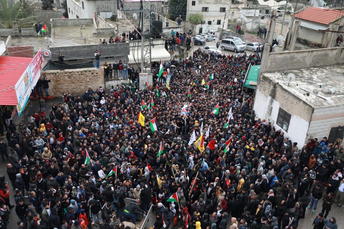Los palestinos llevan el cadáver de Bedr Nidal Nafile, de 19 años, asesinado en la intervención de las fuerzas israelíes, durante una ceremonia fúnebre en Tulkarm, Cisjordania, el 8 de febrero de 2020 [Issam Rimawi / Agencia Anadolu]