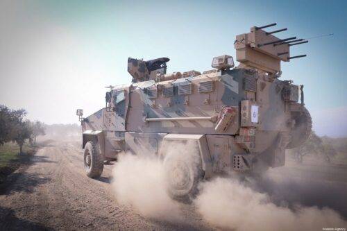 Un convoy de 300 vehículos blindados de las Fuerzas Armadas turcas, incluidos los transportes de personal, se ven camino a la frontera siria para apoyar a las unidades militares desplegadas en la frontera, el 10 de febrero de 2020, en Hatay, Turquía [Agencia Burak Milli / Anadolu]