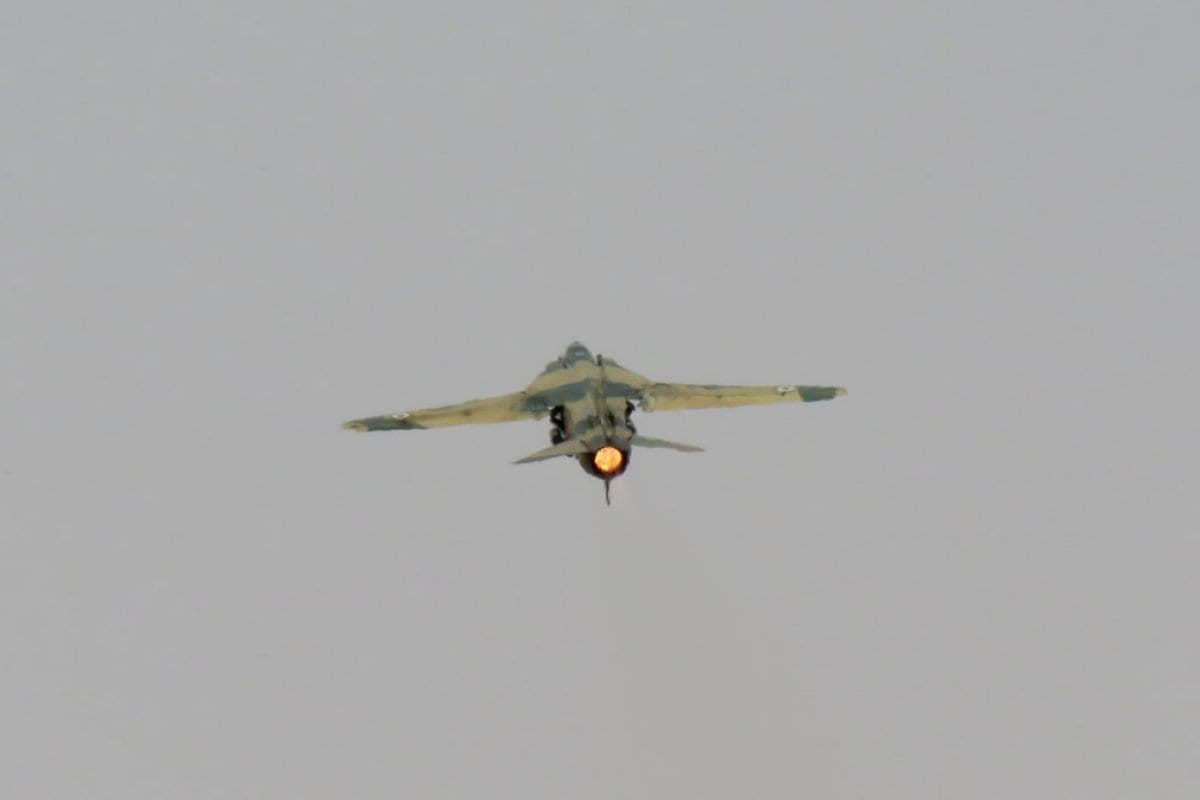 Un avión del ejército sirio despega del aeropuerto militar de Dmeir, a 50 km al noreste de Damasco, el 8 de abril (Foto de STRINGER / AFP / Getty Images)