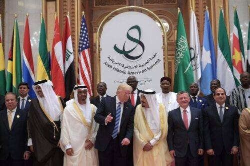El presidente estadounidense Donald Trump, el rey de Arabia Saudita Salman bin Abdulaziz al-Saud, el rey de Jordania Abdullah II, el presidente egipcio Abdel Fattah al-Sisi y otros funcionarios posan para un grupo foto durante la Cumbre Árabe Islámica Americana en el Centro de Conferencias Rey Abdulaziz en Riad el 21 de mayo de 2017. / AFP PHOTO / MANDEL NGAN / Getty Images)