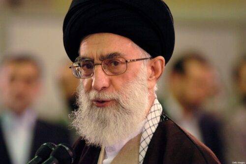 El líder religioso supremo de Irán, el ayatolá Sayed Ali Khamenei, habla después de emitir su voto en las elecciones para el octavo "majlis" o parlamento el 14 de marzo de 2008 en Teherán, Irán [Scott Peterson / Getty Images]