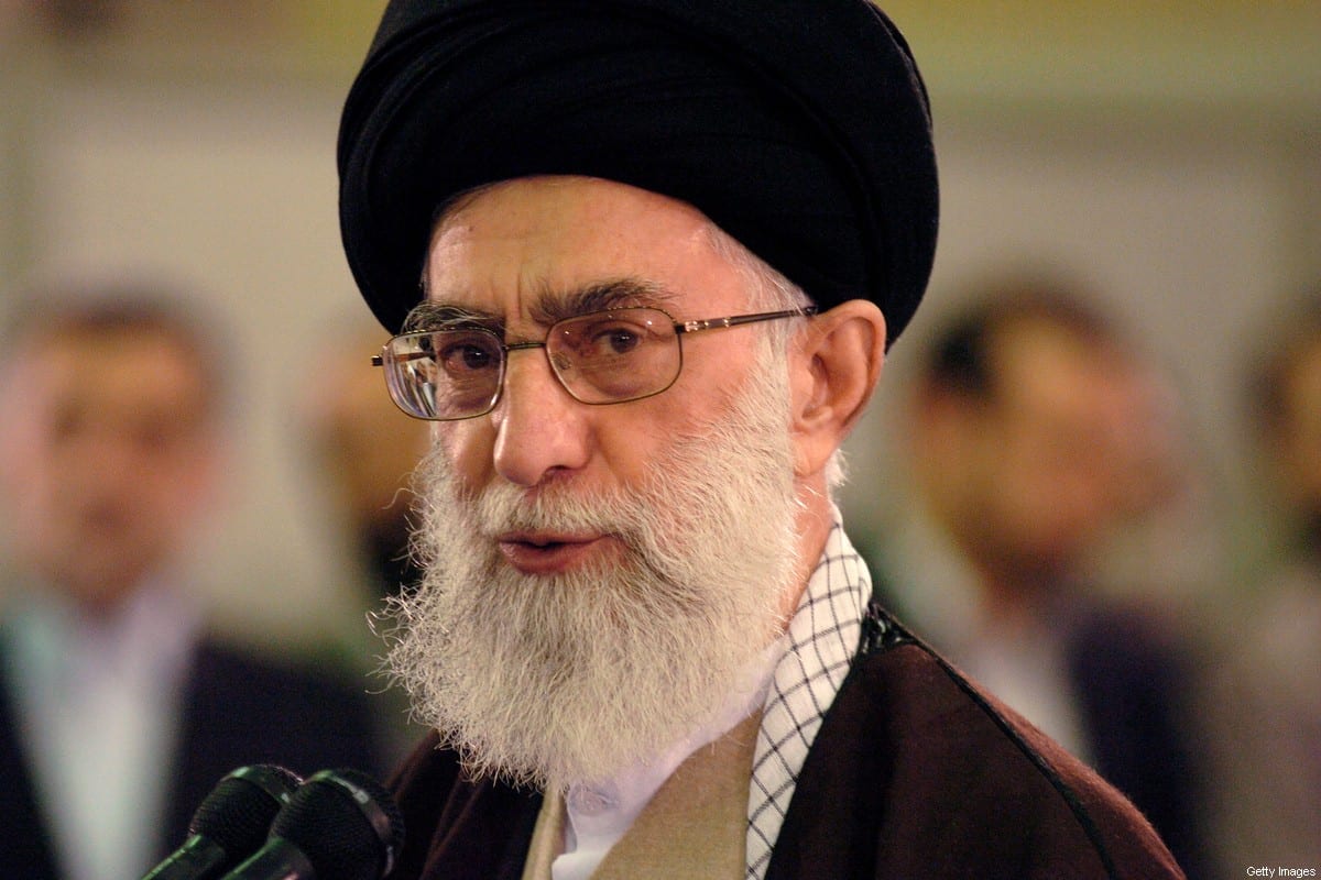 El líder religioso supremo de Irán, el ayatolá Sayed Ali Khamenei, habla después de emitir su voto en las elecciones para el octavo "majlis" o parlamento el 14 de marzo de 2008 en Teherán, Irán [Scott Peterson / Getty Images]