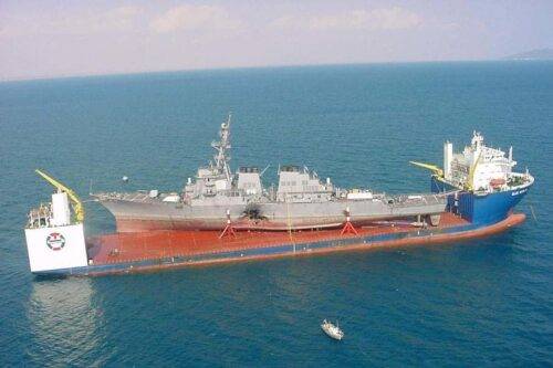 MV Blue Marlin llevando USS Cole [Wikipedia]