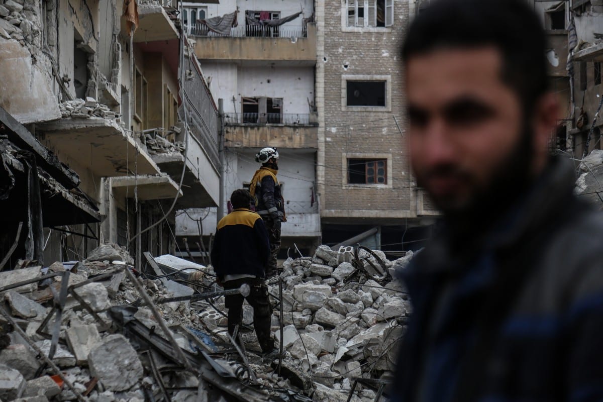 Los equipos de defensa civil realizan trabajos de búsqueda y rescate después de los ataques aéreos en zonas residenciales de Idlib, Siria, el 30 de enero de 2020 [Agencia Izzeddin Idilb / Anadolu]
