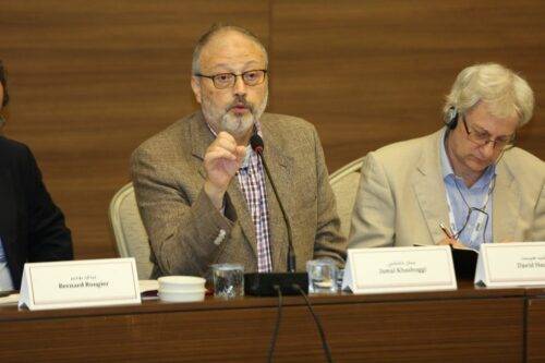 Jamal Khashoggi hablando en la conferencia del Foro de Al Sharq [Al Sharq Forum]