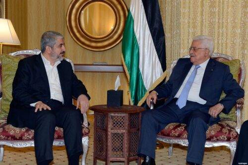 Khaled Meshaal de Hamas con la Autoridad Palestina / Mahmoud Abbas de la OLP [foto de archivo]