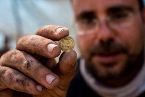 Arqueólogos Shahar Krispin en Israel el agosto 18, 2020 [HEIDI LEVINE/POOL/AFP/Getty Images]