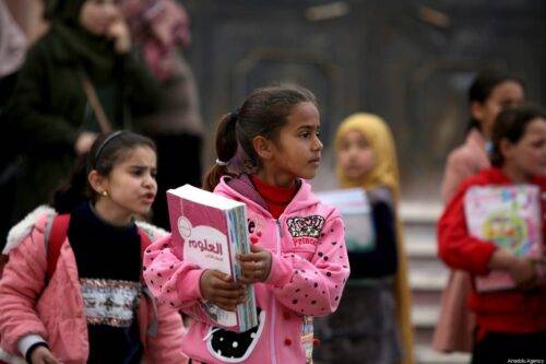 Niños sirios llevan sus libros escolares en Tal Abyad, Siria, el 23 de diciembre de 2019 [Bekir Kasım / Agencia Anadolu]