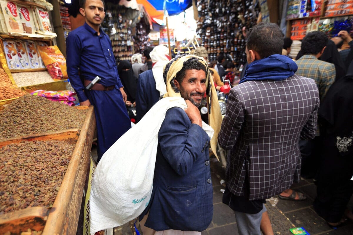 Los yemeníes compran dulces y nueces en un mercado de la capital Sanaa el 27 de julio de 2020, mientras los musulmanes se preparan para celebrar la fiesta anual de Eid al-Adha, o el Festival del Sacrificio [MOHAMMED HUWAIS/AFP vía Getty Images]