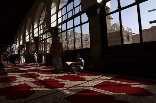 Los yemeníes pasan tiempo en la Gran Mezquita en la ciudad vieja de la capital Sanaa, durante el sagrado mes de ayuno del Ramadán, el 7 de junio de 2016 [MOHAMMED HUWAIS/AFP vía Getty Images]