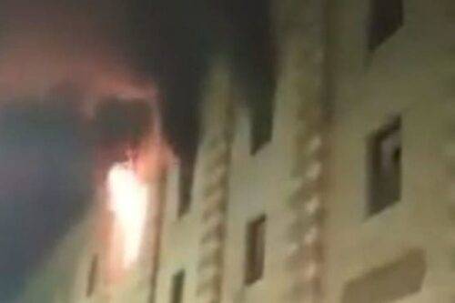 Bomberos intentan sofocar un incendio en la mezquita de Al Azhar