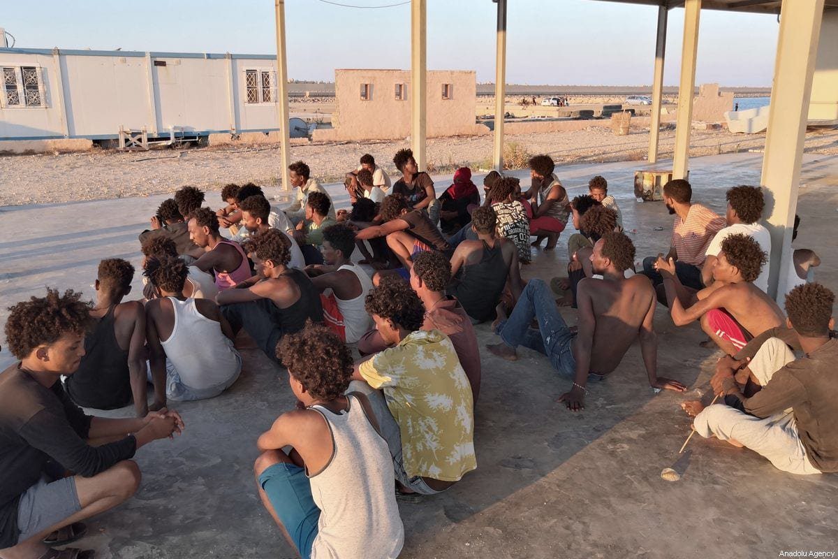 En libia, migrantes se refugian en una casa de acogida para huir de la violencia de las milicias