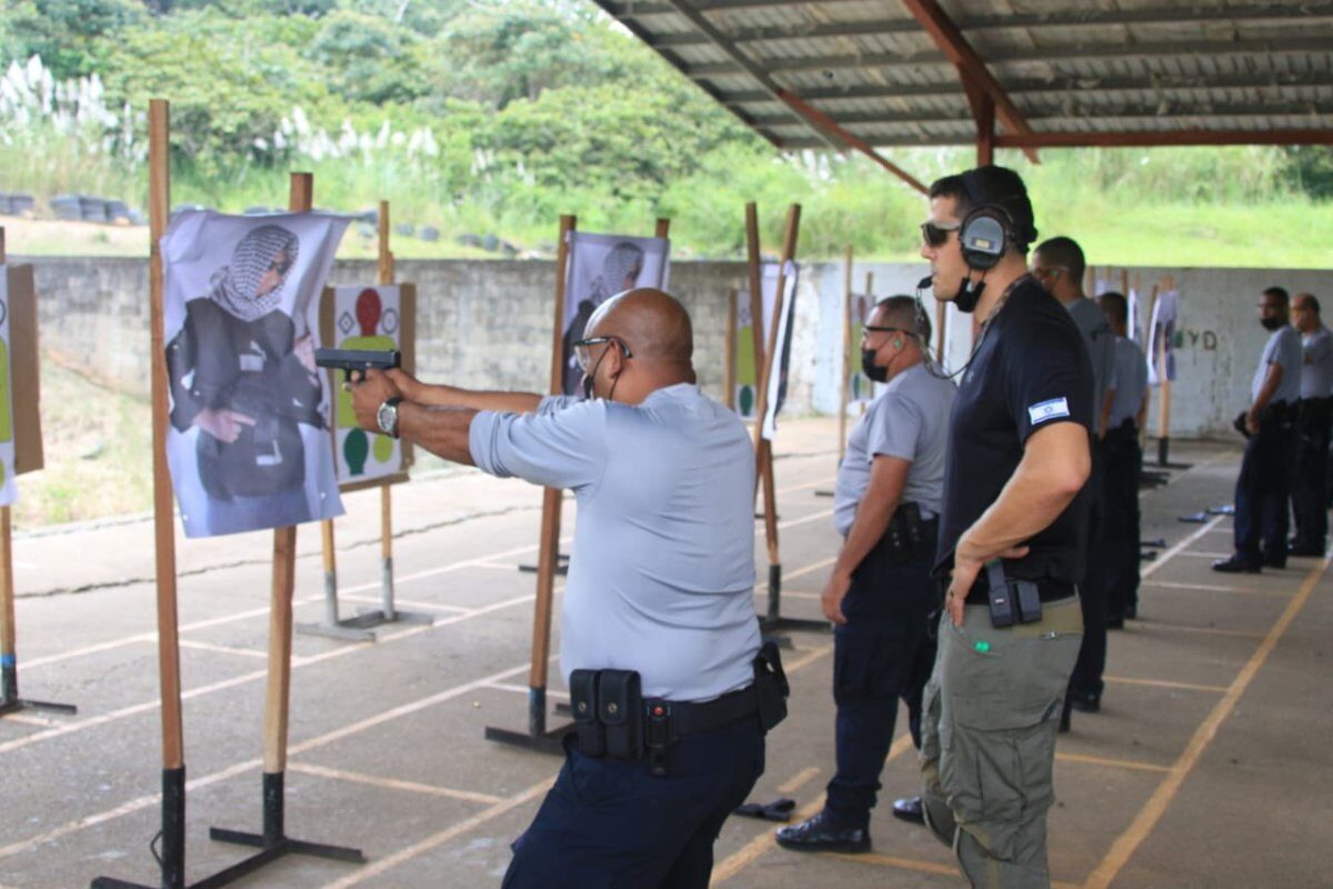 La policía panameña dispara a objetivos con ropa árabe en un curso de formación dirigido por Israel - Monitor De Oriente